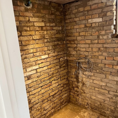 Murer udfører indvendigt murerarbejde i Fjenneslev