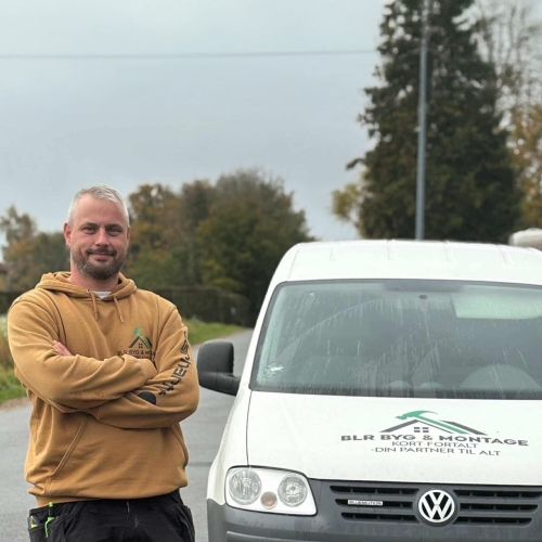 Lokal tømrer fra Fjenneslev med firmabil, der udfører tømrerarbejde i Sorø, Ringsted og omegn