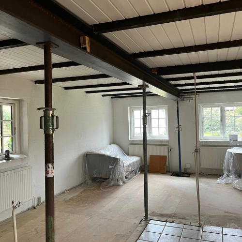 Tømrer udfører indvendigt tømrerarbejde med loft og bjælker i Fjenneslev