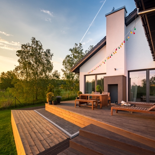 Tømrer udfører professionelt tømrerarbejde med træterrasse ved bolig i Fjenneslev, Sorø og Ringsted