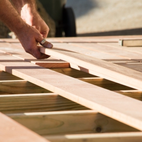 Tømrer udfører professionelt tømrerarbejde med træterrasse i Fjenneslev og omegn