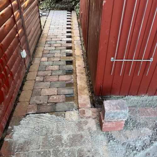 Murerarbejde i Fjenneslev med gangsti lagt i belægningssten