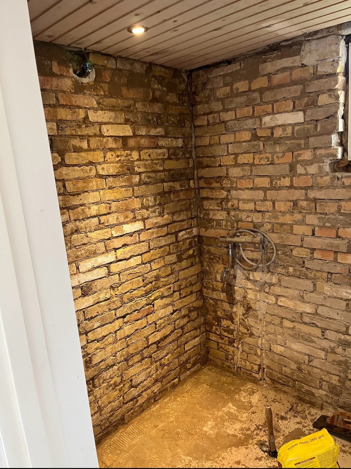 Murer udfører indvendigt murerarbejde i Fjenneslev