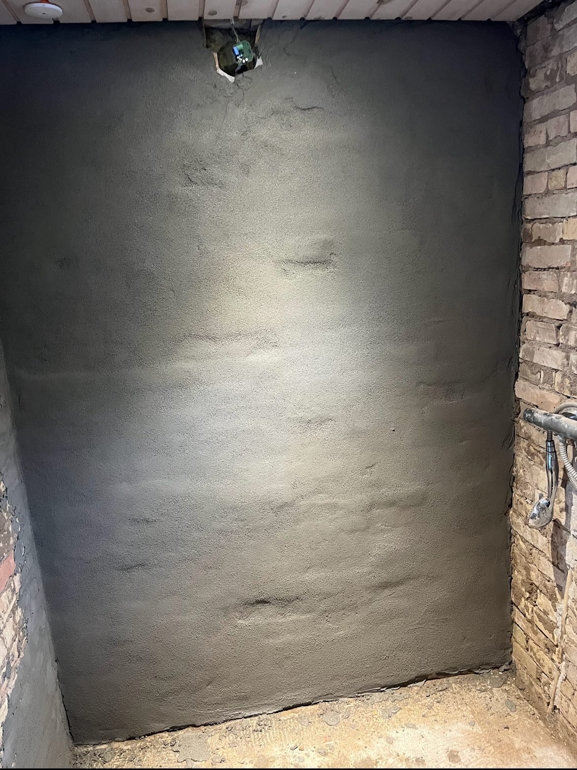 Murer udfører murerarbejde med pudset indvendig væg i Fjenneslev, Sorø, Ringsted og omegn