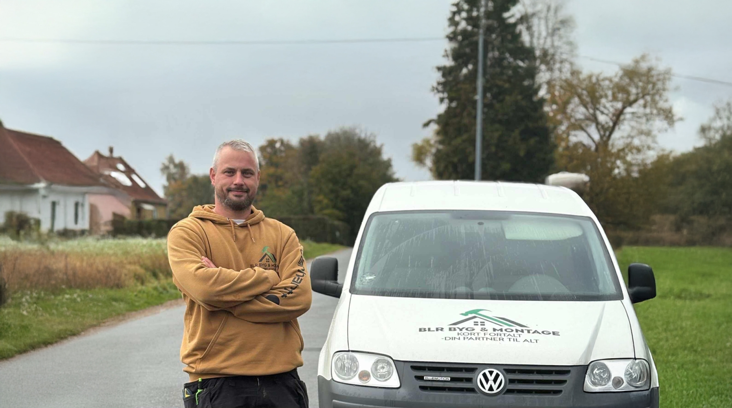 Lokal tømrer fra Fjenneslev med firmabil, der udfører tømrerarbejde i Sorø, Ringsted og omegn