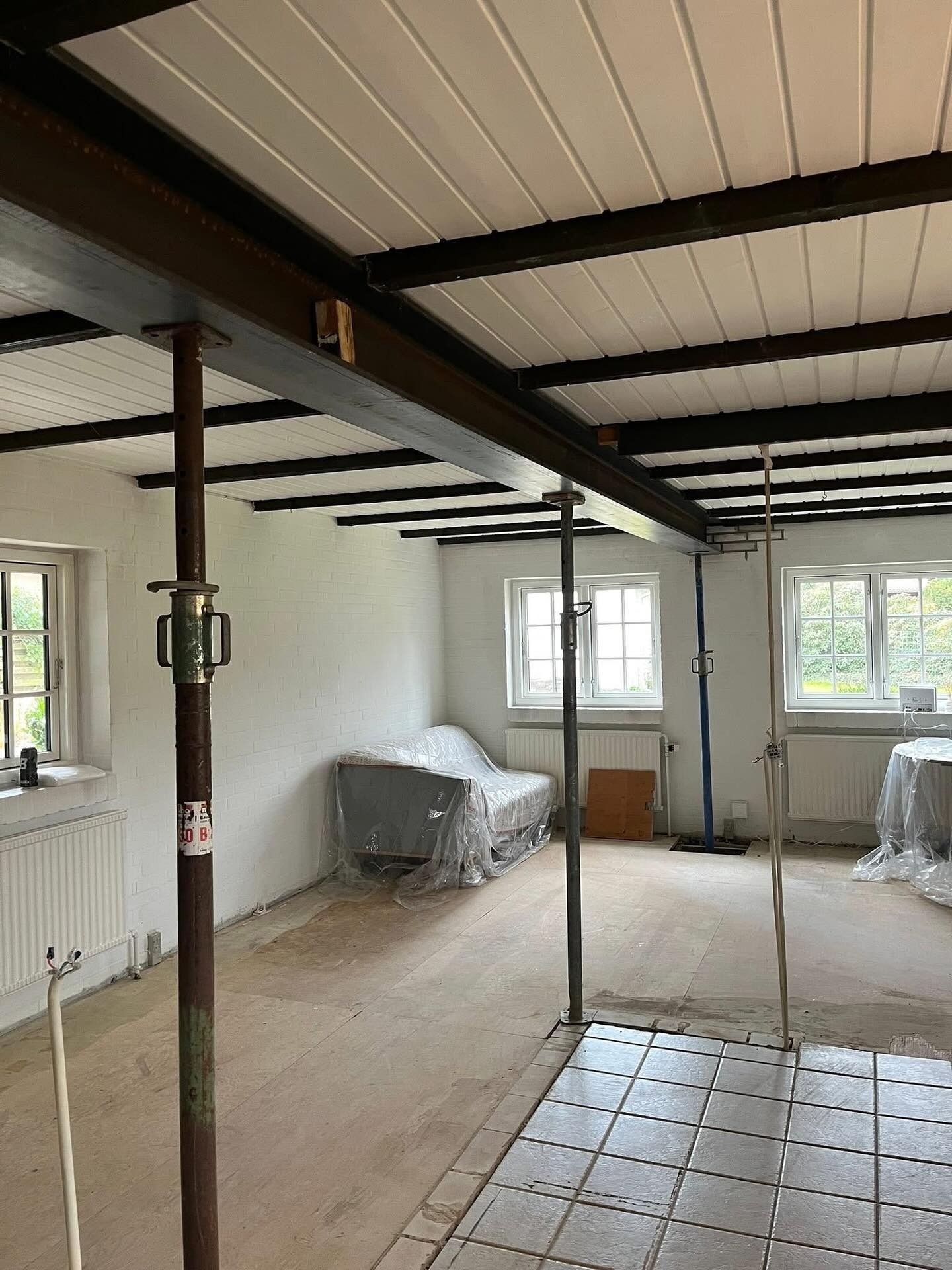 Tømrer udfører indvendigt tømrerarbejde med loft og bjælker i Fjenneslev